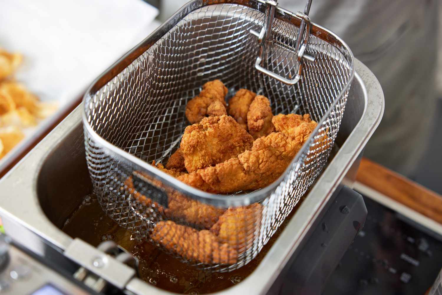 How to Buy the Best Deep Fryer for Chicken Wings